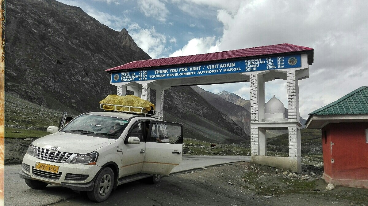 Videonauts backpacking Indien Kashmir on the road nach Leh Ladakh